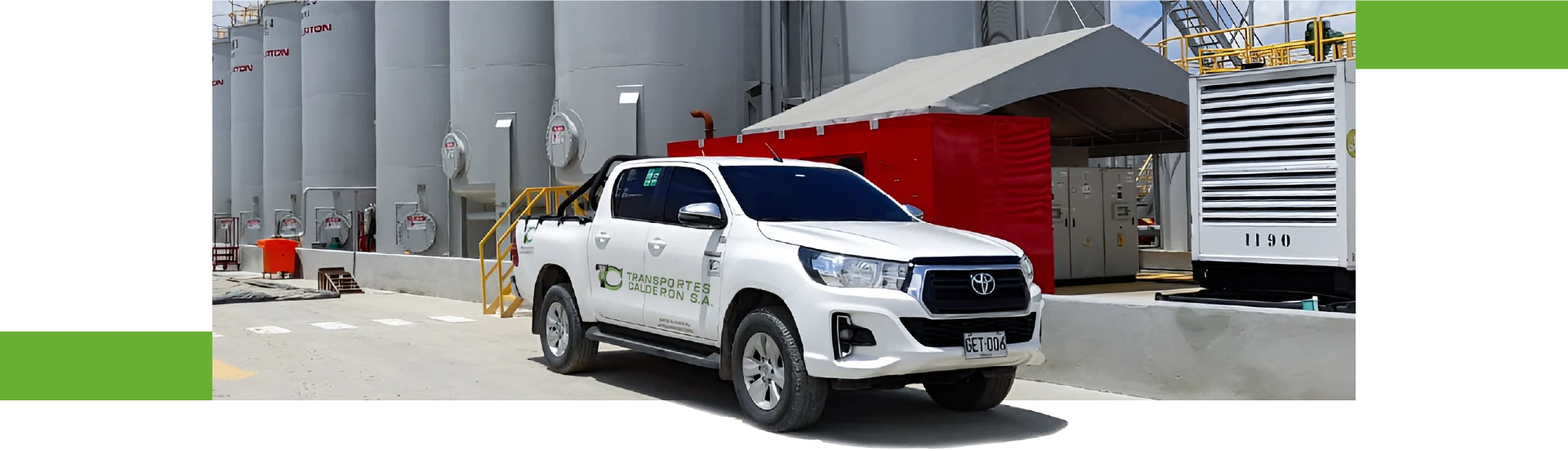 Camioneta Toyota Hilux de Transportes Calderón S.A. estacionada frente a instalaciones industriales con tanques metálicos y estructura de control